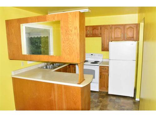 5018 49 Avenue, Berwyn, AB - Indoor Photo Showing Kitchen With Double Sink