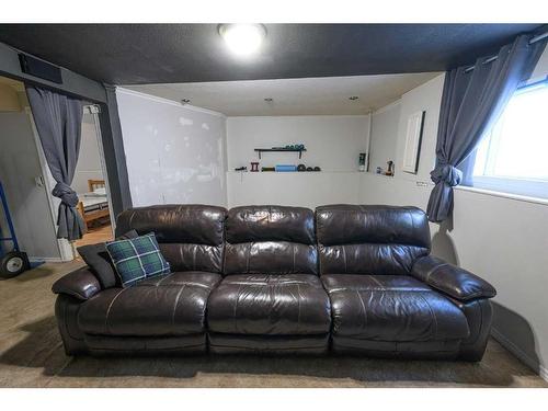 12509 98 Street, Grande Prairie, AB - Indoor Photo Showing Living Room