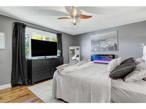 713054 Range Road 80, Rural Grande Prairie No. 1, County Of, AB - Indoor Photo Showing Bedroom