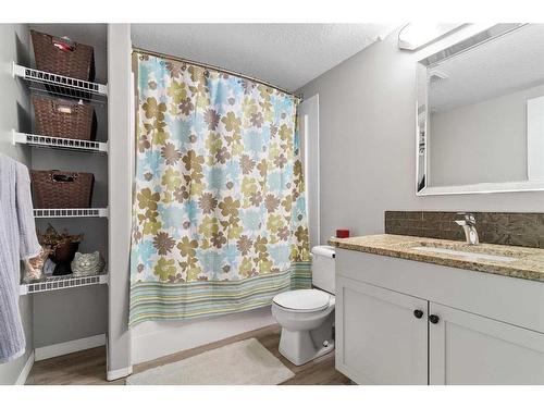 9874 67 Avenue, Grande Prairie, AB - Indoor Photo Showing Bathroom