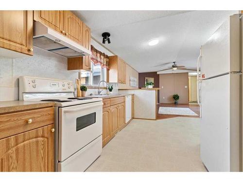 563 Stewart Street, Rural Grande Prairie No. 1, County Of, AB - Indoor Photo Showing Kitchen