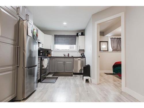 27 Pinnacle Crossing, Grande Prairie, AB - Indoor Photo Showing Kitchen