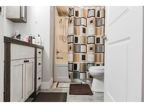 27 Pinnacle Crossing, Grande Prairie, AB - Indoor Photo Showing Bathroom