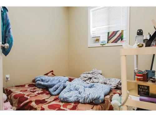 27 Pinnacle Crossing, Grande Prairie, AB - Indoor Photo Showing Bedroom