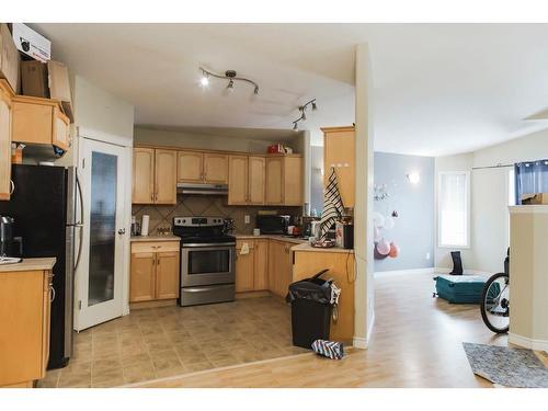 27 Pinnacle Crossing, Grande Prairie, AB - Indoor Photo Showing Kitchen