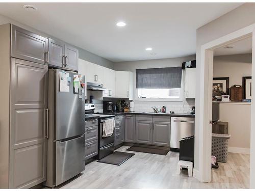 27 Pinnacle Crossing, Grande Prairie, AB - Indoor Photo Showing Kitchen