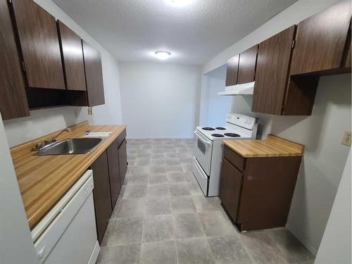 205-7802 99 Street, Peace River, AB - Indoor Photo Showing Kitchen