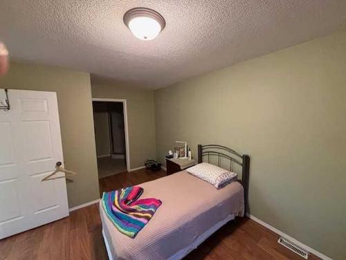 5-4904 54, Grimshaw, AB - Indoor Photo Showing Bedroom