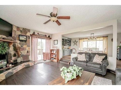 72174 Rr 13, Debolt, AB - Indoor Photo Showing Living Room