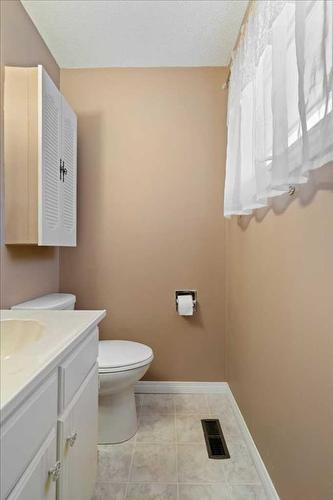 9670 76 Avenue, Grande Prairie, AB - Indoor Photo Showing Bathroom