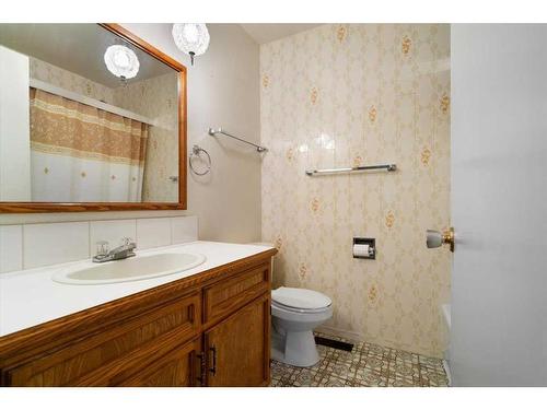 9670 76 Avenue, Grande Prairie, AB - Indoor Photo Showing Bathroom