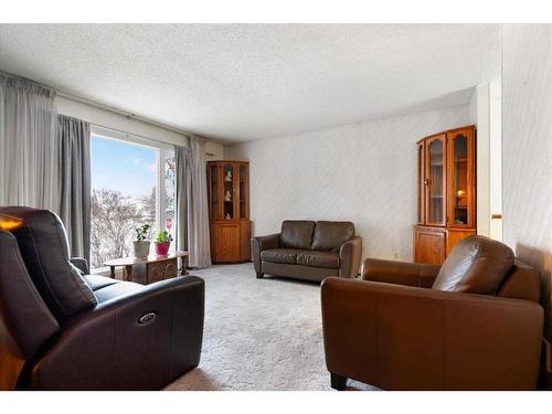 9670 76 Avenue, Grande Prairie, AB - Indoor Photo Showing Living Room