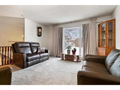 9670 76 Avenue, Grande Prairie, AB - Indoor Photo Showing Living Room