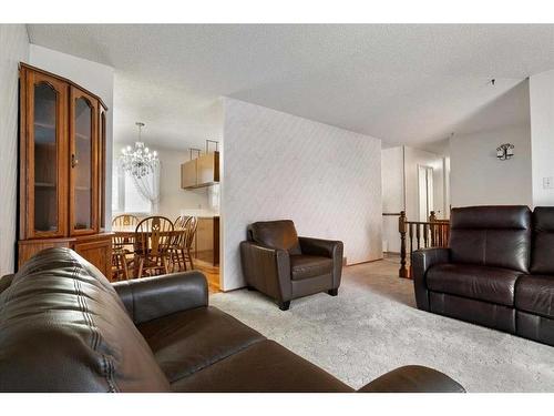 9670 76 Avenue, Grande Prairie, AB - Indoor Photo Showing Living Room