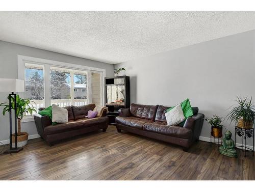 6918 99A Street, Grande Prairie, AB - Indoor Photo Showing Living Room