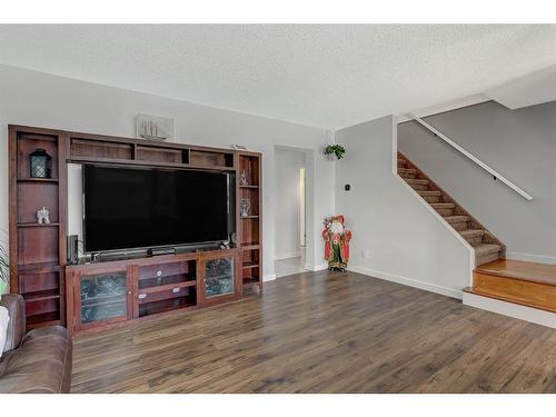 6918 99A Street, Grande Prairie, AB - Indoor Photo Showing Living Room