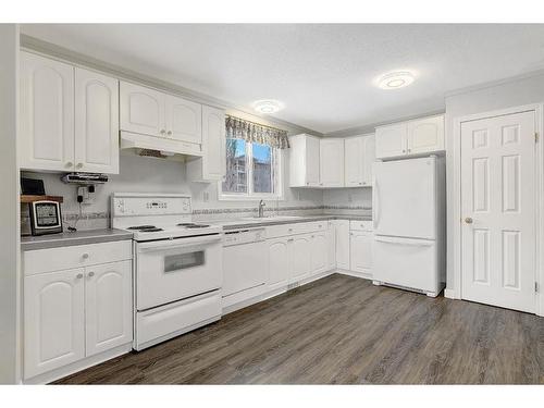 101-10550 111 Street, Grande Prairie, AB - Indoor Photo Showing Kitchen