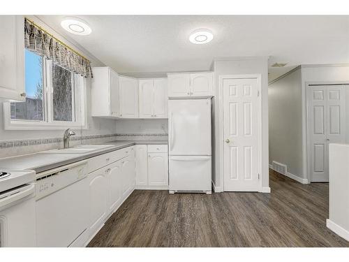 101-10550 111 Street, Grande Prairie, AB - Indoor Photo Showing Kitchen