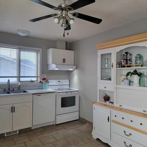 8209 102 Avenue, Peace River, AB - Indoor Photo Showing Kitchen With Double Sink