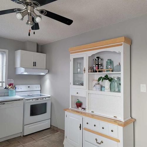 8209 102 Avenue, Peace River, AB - Indoor Photo Showing Kitchen