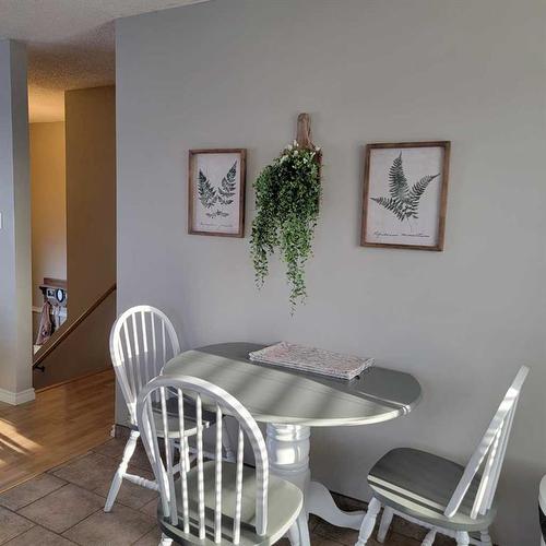 8209 102 Avenue, Peace River, AB - Indoor Photo Showing Dining Room