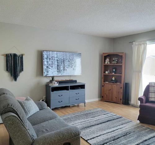 8209 102 Avenue, Peace River, AB - Indoor Photo Showing Living Room