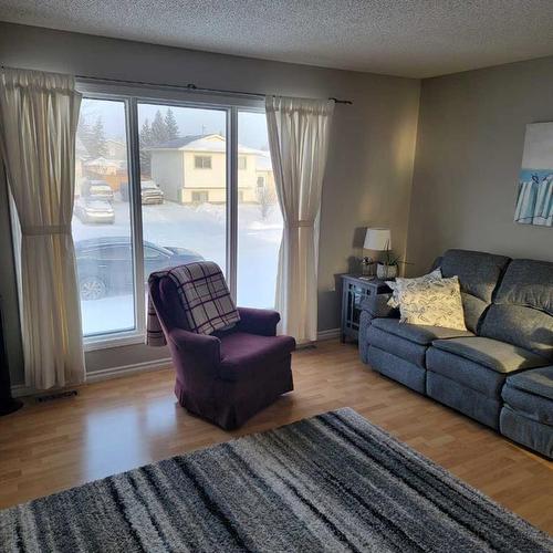 8209 102 Avenue, Peace River, AB - Indoor Photo Showing Living Room