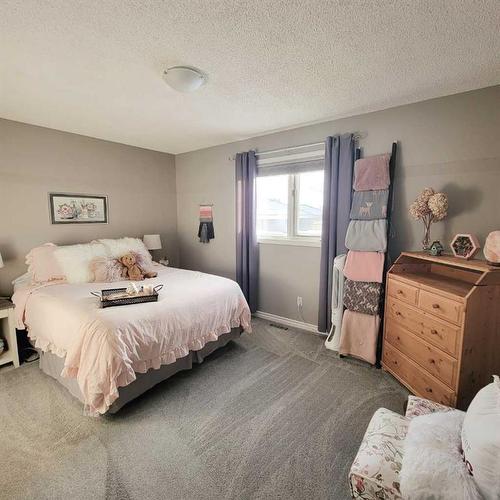 8209 102 Avenue, Peace River, AB - Indoor Photo Showing Bedroom