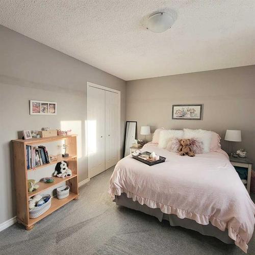 8209 102 Avenue, Peace River, AB - Indoor Photo Showing Bedroom