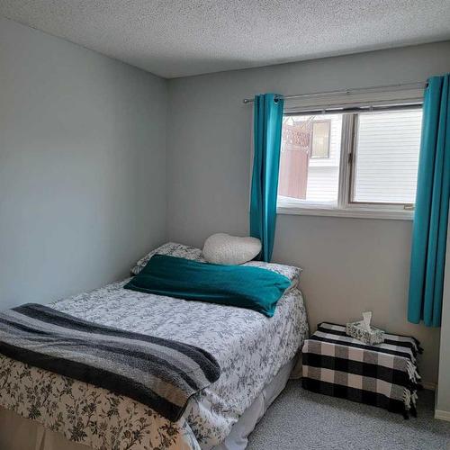 8209 102 Avenue, Peace River, AB - Indoor Photo Showing Bedroom