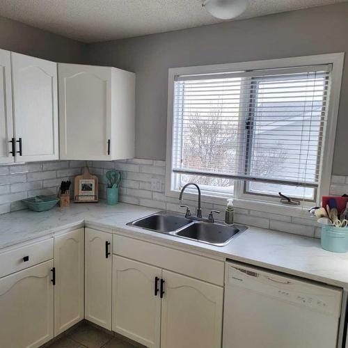 8209 102 Avenue, Peace River, AB - Indoor Photo Showing Kitchen With Double Sink