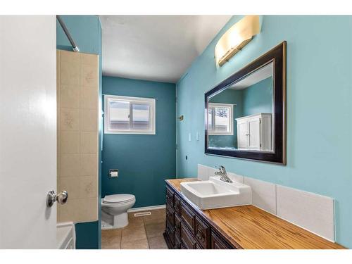 9810 80 Avenue, Grande Prairie, AB - Indoor Photo Showing Bathroom