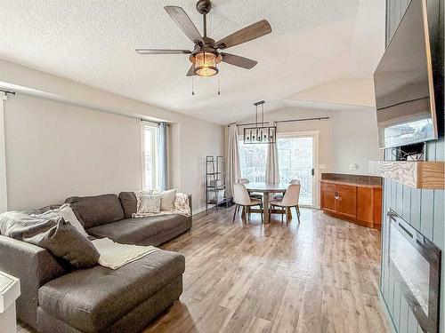 13002 93A Street, Grande Prairie, AB - Indoor Photo Showing Living Room