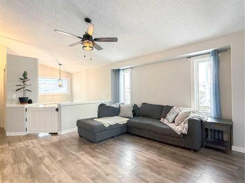 13002 93A Street, Grande Prairie, AB - Indoor Photo Showing Living Room