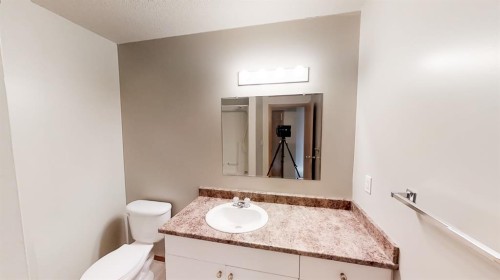 C-10029 105 Avenue, Grande Prairie, AB - Indoor Photo Showing Bathroom