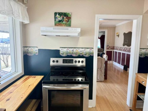 103 Centre Street, Mclennan, AB - Indoor Photo Showing Kitchen