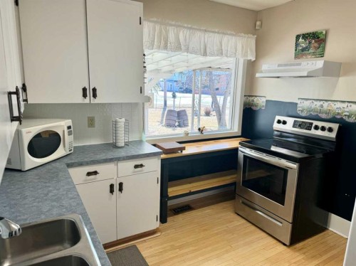 103 Centre Street, Mclennan, AB - Indoor Photo Showing Kitchen