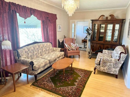 103 Centre Street, Mclennan, AB - Indoor Photo Showing Living Room