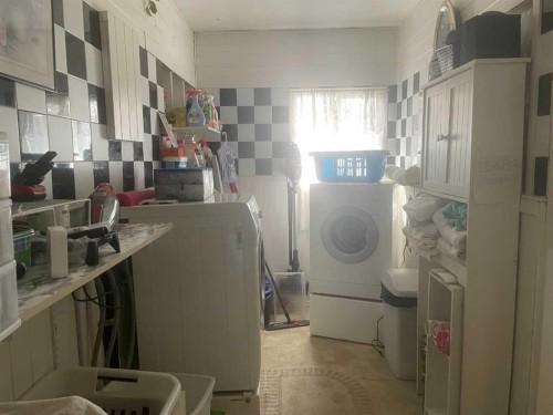 842048 Rge Rd 51, Rural Clear Hills County, AB - Indoor Photo Showing Laundry Room