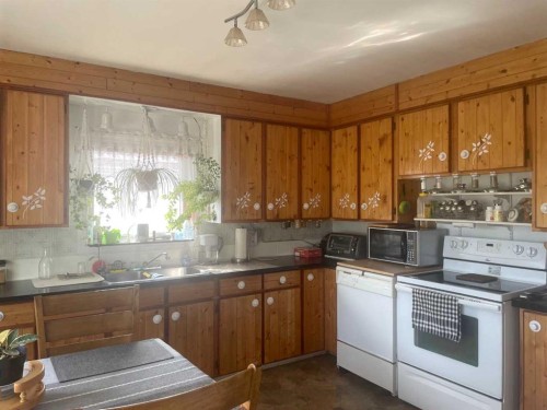 842048 Rge Rd 51, Rural Clear Hills County, AB - Indoor Photo Showing Kitchen With Double Sink