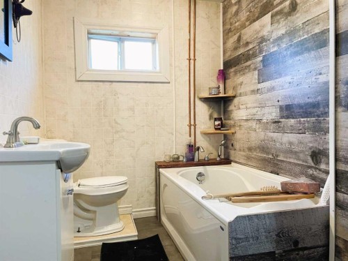 842070 Range Road 30, Rural Clear Hills County, AB - Indoor Photo Showing Bathroom