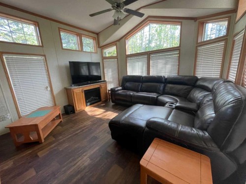 10 Tugate Drive, Rural Mackenzie County, AB - Indoor Photo Showing Living Room