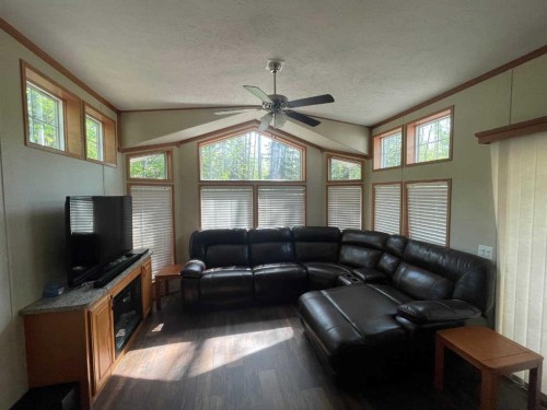 10 Tugate Drive, Rural Mackenzie County, AB - Indoor Photo Showing Living Room