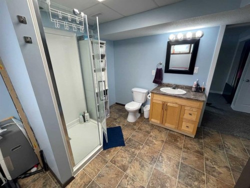 10605 107 Street Close, Fairview, AB - Indoor Photo Showing Bathroom