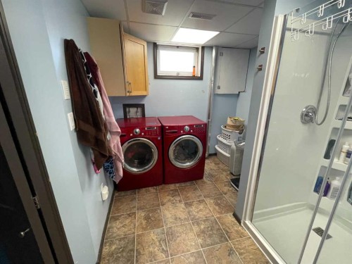 10605 107 Street Close, Fairview, AB - Indoor Photo Showing Laundry Room