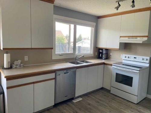 10605 107 Street Close, Fairview, AB - Indoor Photo Showing Kitchen With Double Sink
