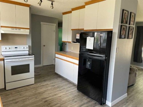 10605 107 Street Close, Fairview, AB - Indoor Photo Showing Kitchen