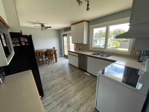 10605 107 Street Close, Fairview, AB - Indoor Photo Showing Kitchen With Double Sink
