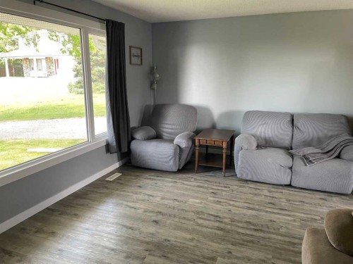 10605 107 Street Close, Fairview, AB - Indoor Photo Showing Living Room