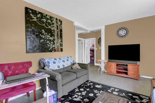 1111 7Th Avenue, Beaverlodge, AB - Indoor Photo Showing Living Room